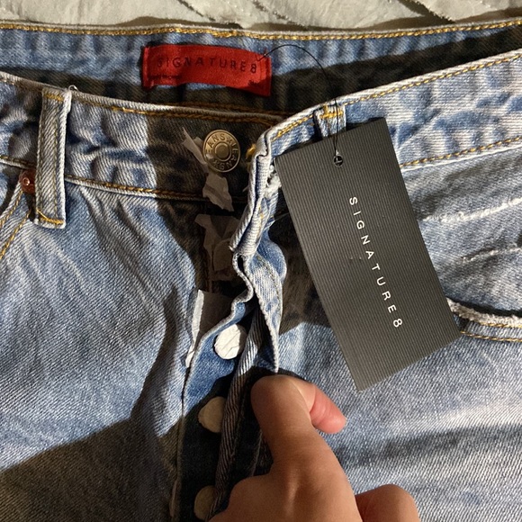 Signature 8 Distressed shorts - Picture 2 of 4